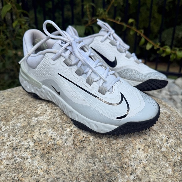 Nike Women's Alpha Huarache Elite 4 Turf Softball Shoes White Size 7 Athletic - Picture 1 of 11
